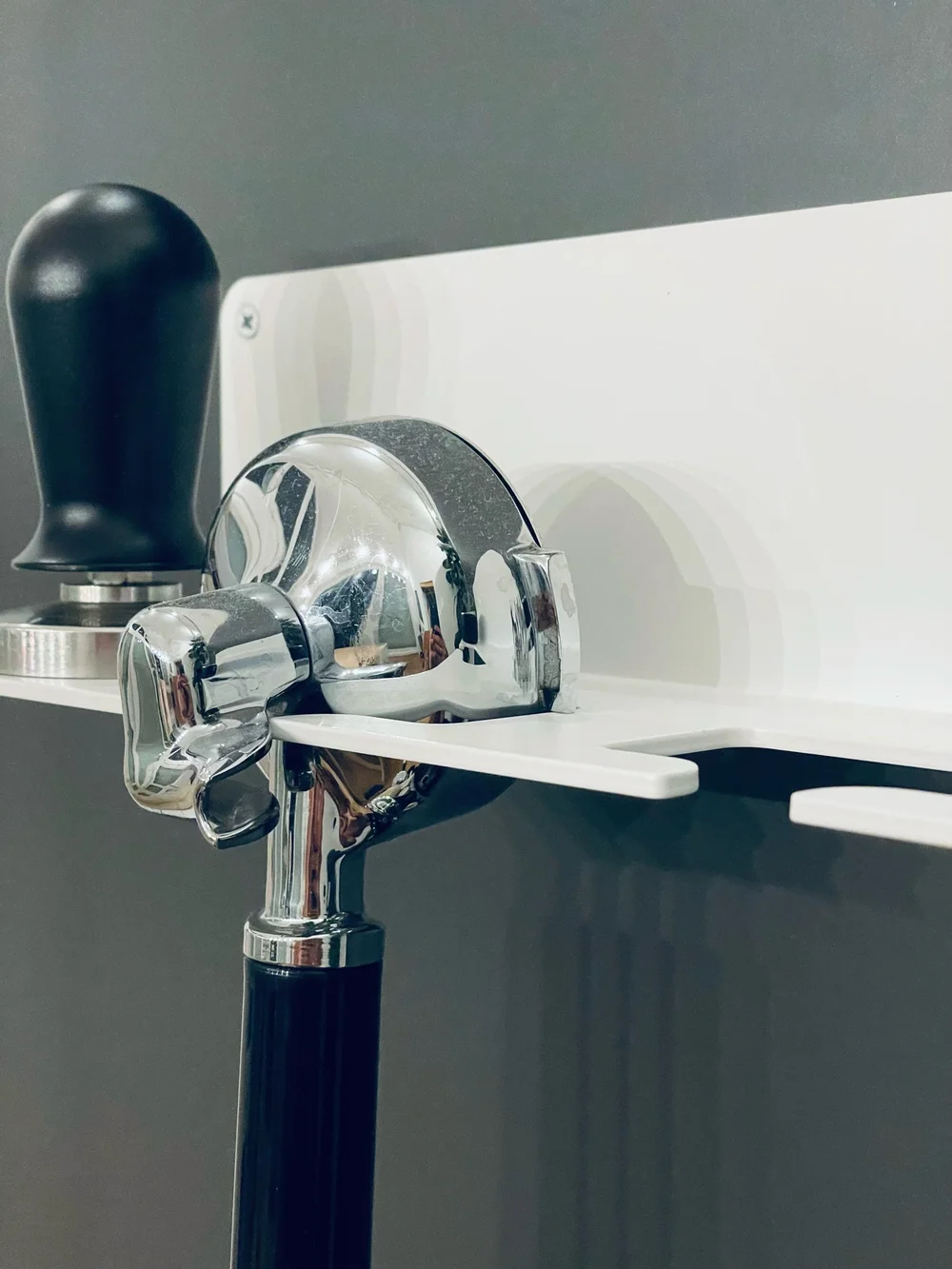 DUE in Weiß mit zwei Siebträgern vor dunkler Wand