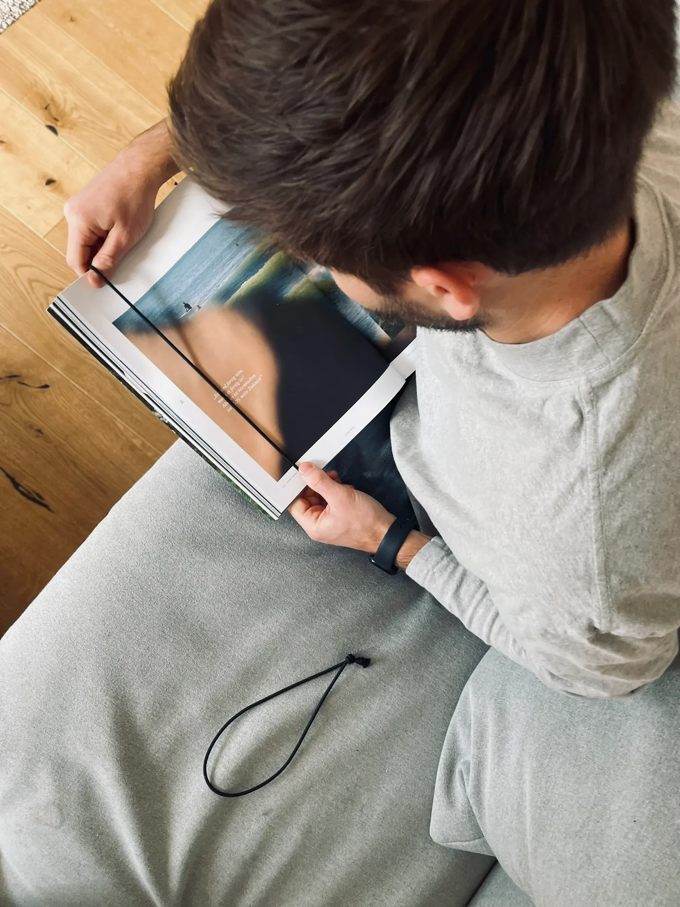Hände blättern ein Coffee Table Book im FOCUS | FRAME um