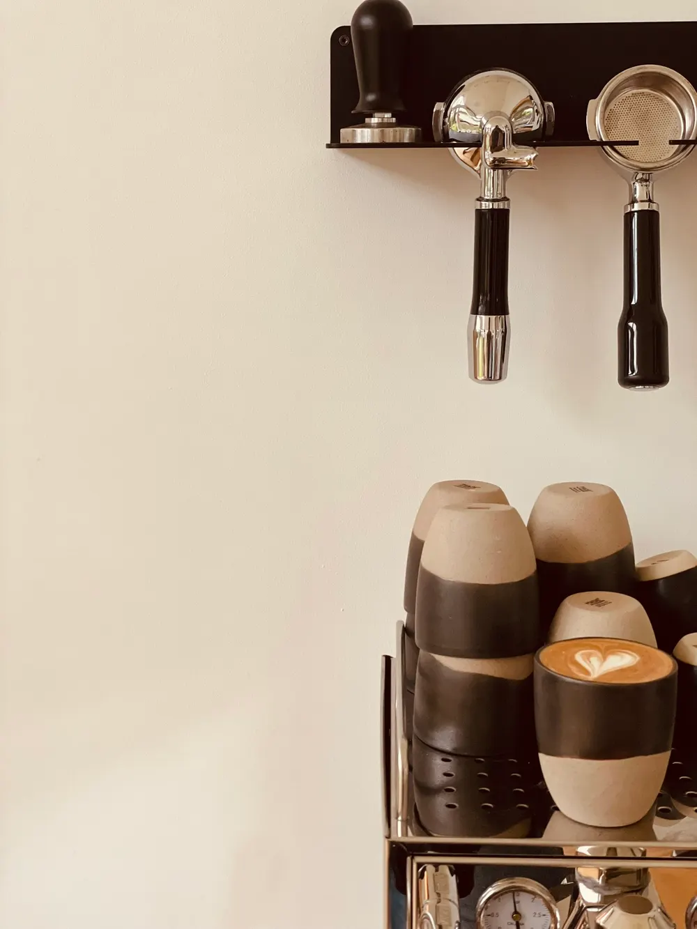 Siebträger über Espressotassen