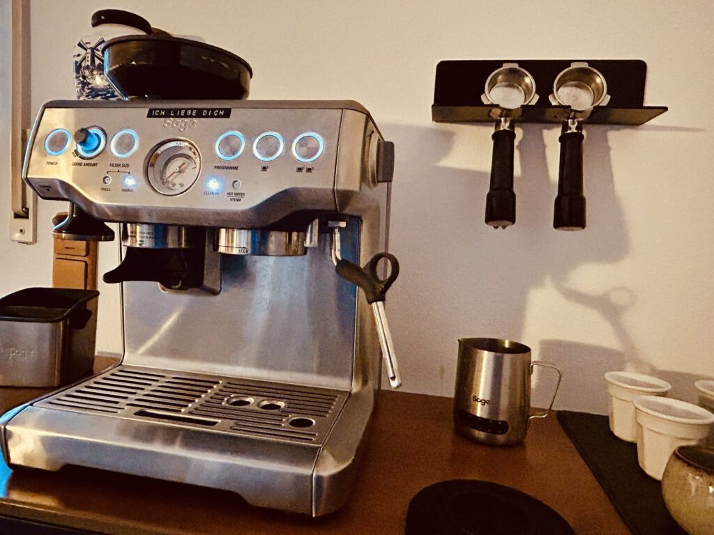 DUE 54 Baristaregal mit zwei Siebträgern neben einer Sage Siebträgermaschine