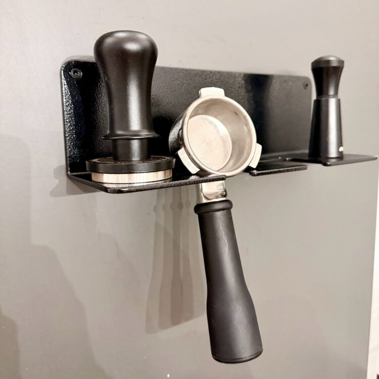 DUE 54 Siebträgerhalter aus schwarzem Aluminium mit Siebträger, Tamper und Leveller