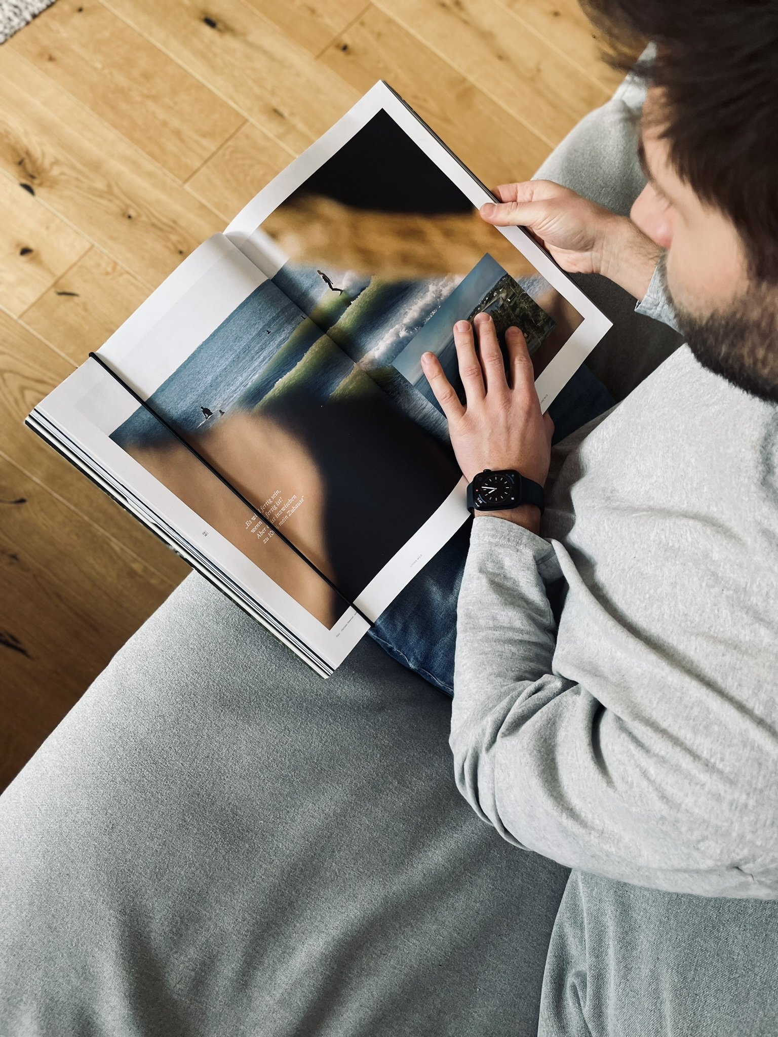 Blättern im Coffee Table Book, bevor es mit FOCUS | FRAME an die Wand kommt
