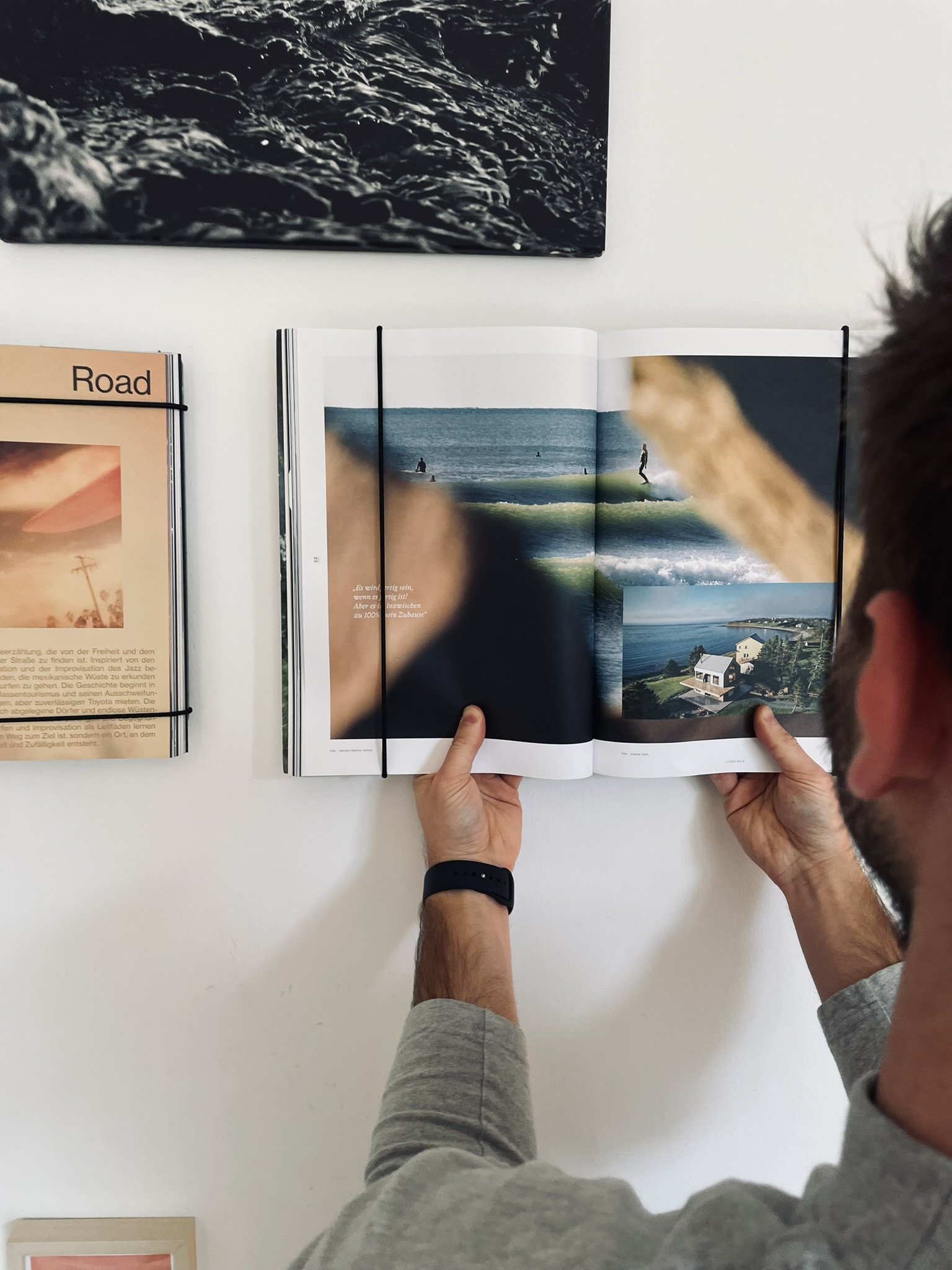 Coffee Table Book wird in FOCUS | FRAME an der Wand eingespannt – Magazinhalter mit Gummibändern