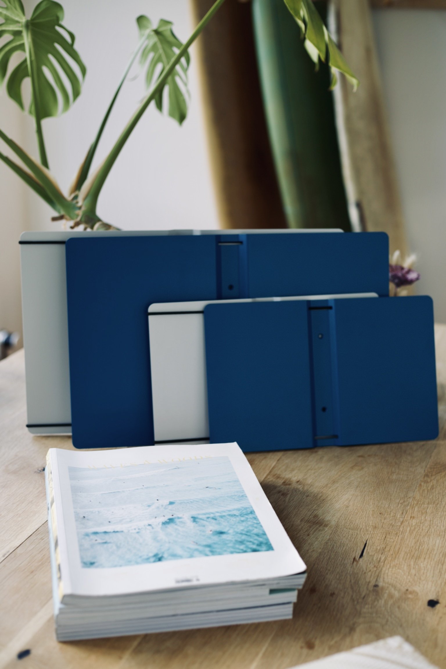 FOCUS | FRAME in Capriblau in A4 und A5, davor ein Stapel Magazine