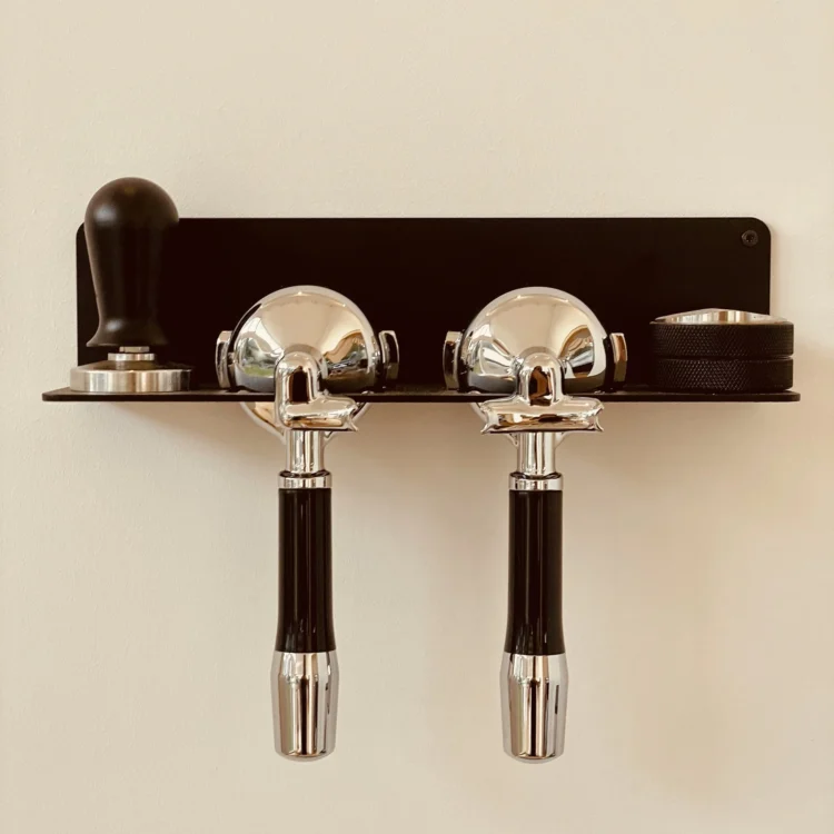 DUE 58 Siebträgerhalter aus schwarzem Aluminium an der Wand mit zwei 58-mm-Siebträgern, Tamper und Leveller