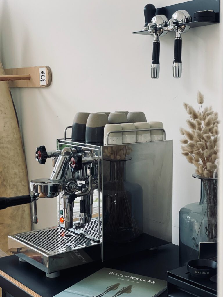 Kaffeebar mit Siebträgermaschine, Mühle und Siebträgerhalterung DUE an der Wand